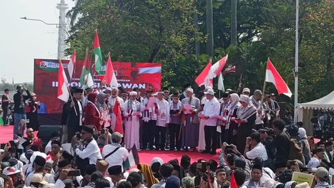 Massa aksi bela Palestina di kawasan Patung Kuda, Jakarta, Minggu (12/10.2025). Foto: Zamachsyari/kumparan