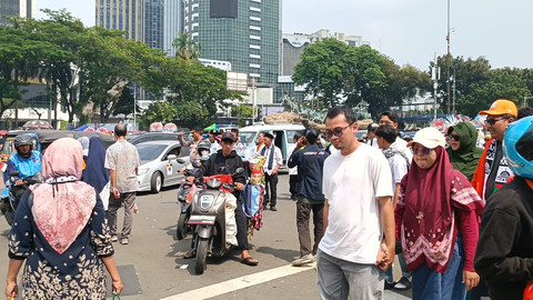 Massa aksi bela Palestina mulai membubarkan diri di kawasan Patung Kuda, Jakarta, Minggu (12/10/2025). Foto: Zamachsyari/kumparan