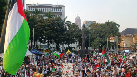 Massa aksi bela Palestina di kawasan Patung Kuda, Jakarta, Minggu (12/10/2025). Foto: Zamachsyari/kumparan
