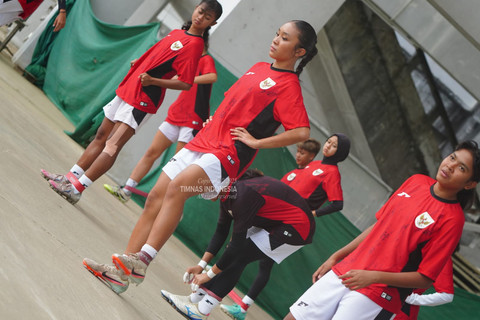 Keysha Bulgamin dan pemain Timnas Wanita Indonesia U-17 menggelar sesi latihan perdana di Myanmar jelang Kualifikasi Piala Asia Wanita U-17. Foto: PSSI