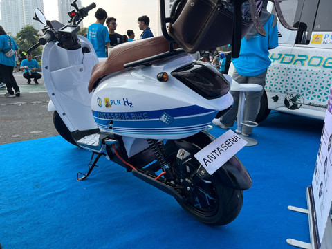 Hasil konversi Honda Scoopy menjadi berpenggerak hidrogen oleh mahasiswa ITS di Car Free Day Jakarta, Minggu (12/10/2025). Foto: Syahrul Ghiffari/kumparan