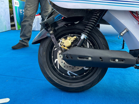 Hasil konversi Honda Scoopy menjadi berpenggerak hidrogen oleh mahasiswa ITS di Car Free Day Jakarta, Minggu (12/10/2025). Foto: Syahrul Ghiffari/kumparan