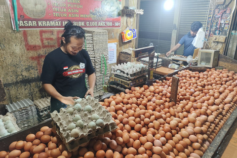 Pedagang bahan pokok pangan di Pasar Kramat Jati, Jakarta Timur, Minggu (12/10/2025). Foto: Argya Maheswara/kumparan