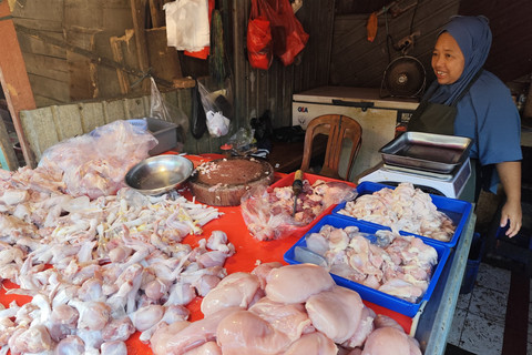 Pedagang bahan pokok pangan di Pasar Kramat Jati, Jakarta Timur, Minggu (12/10/2025). Foto: Argya Maheswara/kumparan