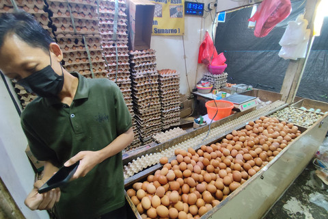 Pedagang bahan pokok pangan di Pasar Pasar Minggu, Jakarta Selatan, Minggu (12/10/2025). Foto: Argya Maheswara/kumparan