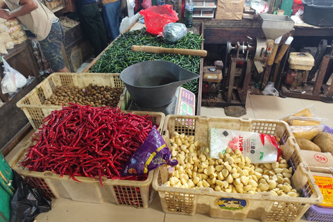 Pedagang bahan pokok pangan di Pasar Pasar Minggu, Jakarta Selatan, Minggu (12/10/2025). Foto: Argya Maheswara/kumparan