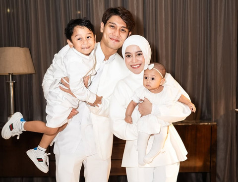 Keluarga Rizky Billar dan Lesti Kejora. Foto: Instagram @rizkybillar
