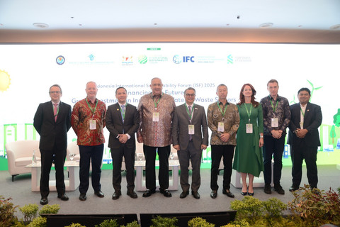 Sejumlah pembicara dalam forum Financing the Future: Green Investment in Indonesia's Water & Waste Sectors. Foto: Standard Chartered Indonesia.
