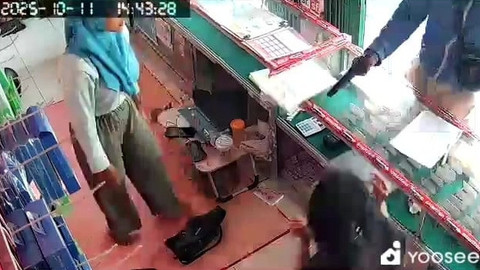 Pria yang diduga membawa pistol merampas ponsel di konter ponsel di wilayah Kemantren Wirobrajan, Kota Yogyakarta. Foto: Dok. Prista Aprilia 