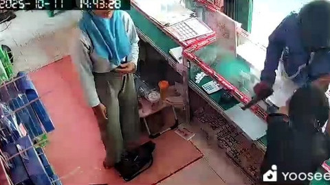 Pria yang diduga membawa pistol merampas ponsel di konter ponsel di wilayah Kemantren Wirobrajan, Kota Yogyakarta. Foto: Dok. Prista Aprilia 
