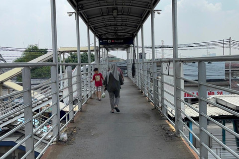 Kondisi jembatan penyeberangan orang (JPO) Halte Transjakarta Kramat Jati, Jakarta, Minggu (12/10/2025). Foto: Abid Raihan/kumparan