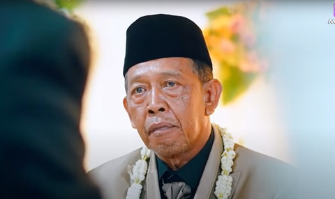 Kakek Tarman saat melangsungkan pernikahan mahar Rp 3 miliar di Pacitan. dok AV Media.