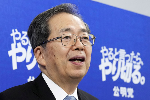 Pemimpin Partai Komeito Jepang, Tetsuo Saito, berbicara kepada media setelah pertemuan dengan ketua Partai Demokrat Liberal yang baru terpilih, Sanae Takaichi, di parlemen, Tokyo, Jepang, Jumat (10/10/2025). Foto: Kyodo/via REUTERS