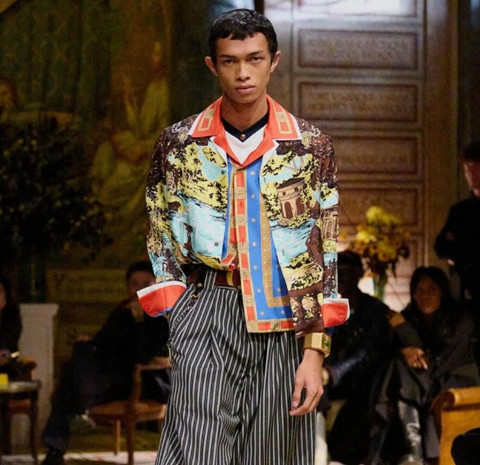 Albana Herdafa tampil di runway Versace di Milan Fashion Week. Foto: Instagram @albanaherdafa