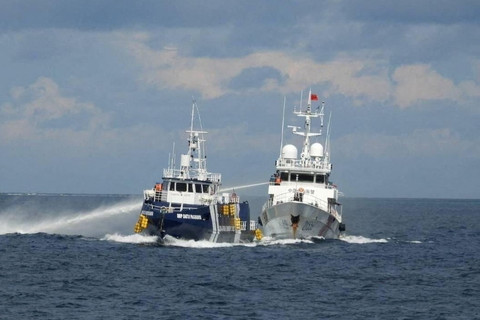 Kapal Penjaga Pantai China menggunakan meriam air ditembakkan ke arah kapal Biro Perikanan dan Sumber Daya Perairan Filipina di Laut Cina Selatan, Minggu (12/10/2025). Foto: Philippine Coast Guard/ HO REUTERS