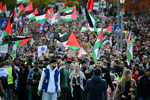 Massa pendukung pro-Palestina menggelar aksi unjuk rasa bertajuk "United for Gaza" di Berlin, Jerman, Sabtu (11/10/2025). Foto: Tobias SCHWARZ / AFP