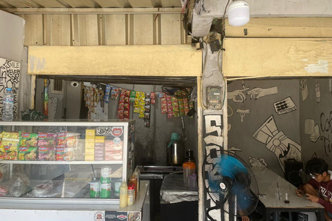Suasana warung kopi yang diserang oleh gerombolan bersenpi di Jalan Jatibaru Raya, Tanah Abang, Jakarta Pusat, Minggu (12/10/2025). Foto: Fadhil Pramudya/kumparan