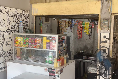 Suasana warung kopi yang diserang oleh gerombolan bersenpi di Jalan Jatibaru Raya, Tanah Abang, Jakarta Pusat, Minggu (12/10/2025). Foto: Fadhil Pramudya/kumparan