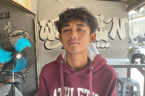 Andi Prastio (21 tahun), karyawan warung kopi yang diserang oleh gerombolan bersenpi, saat ditemui di Jalan Jatibaru Raya, Tanah Abang, Jakarta Pusat, Minggu (12/10/2025). Foto: Fadhil Pramudya/kumparan