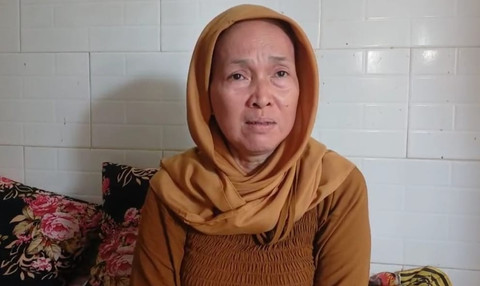 Yayah, ibu dari Dina Oktaviani, karyawati minimarket yang menjadi korban pembunuhan oleh atasannya di Purwakarta. Foto: kumparan