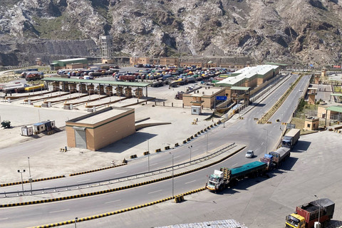 Truk-truk terparkir di perlintasan perbatasan Torkham, setelah Pakistan menutup perlintasan perbatasan dengan Afghanistan, menyusul baku tembak antara pasukan kedua negara, di Torkham, Pakistan, Minggu (12/10/2025). Foto: Shahid Shinwari/REUTERS