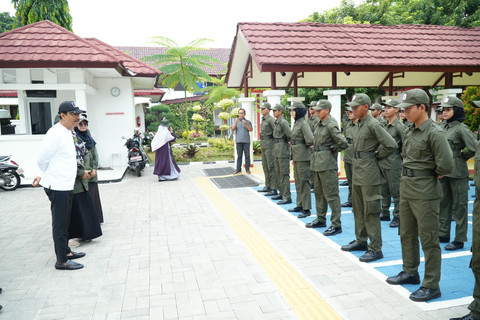 Menteri Sosial Saifullah Yusuf (Gus Ipul) mengunjungi Sekolah Rakyat Menengah Atas (SRMA) 13 di Sentra Terpadu Pangudi Luhur (STPL) Bekasi untuk mengecek perkembangan para siswa, Minggu (12/10/2025). Foto: Kemensos RI