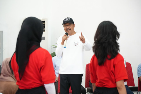 Menteri Sosial Saifullah Yusuf (Gus Ipul) mengunjungi Sekolah Rakyat Menengah Atas (SRMA) 13 di Sentra Terpadu Pangudi Luhur (STPL) Bekasi untuk mengecek perkembangan para siswa, Minggu (12/10/2025). Foto: Kemensos RI