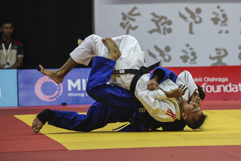 Judoka Kalimantan Timur Elman Valentino Siaha (atas) berusaha mengunci judoka Banten Haryo Yudha Pratama (bawah) pada babak perempat final nomor -55 kg putra Pekan Olahraga Nasional (PON) Bela Diri 2025 di Djarum Arena, Kudus, Minggu (12/10/2025). Foto: Makna Zaezar/ANTARA FOTO