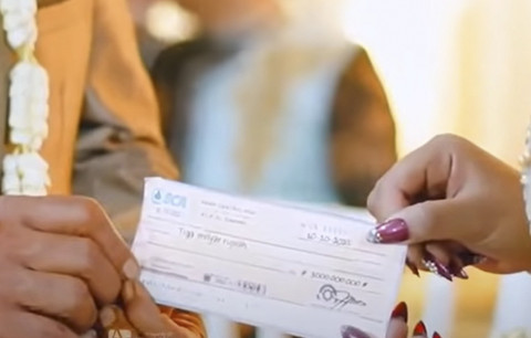 Kakek Tarman menikah dengan mahar cek Rp 3 miliar di Pacitan. Foto: Dok. AV Media