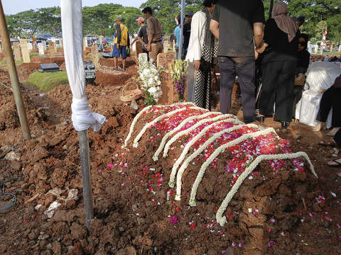 Pemakaman ibu dari Olla Ramlan, Tis'ah Djahri, di TPU Tanah Kusir, Jakarta Selatan, Minggu (12/10).
 Foto: Vincentius Mario/kumparan