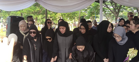 Presenter Olla Ramlan saat menghadiri pemakaman Ibunya, Tis'ah Djahri, di TPU Tanah Kusir, Jakarta Selatan, Minggu (12/10).
 Foto: Vincentius Mario/kumparan