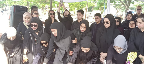 Presenter Olla Ramlan saat menghadiri pemakaman Ibunya, Tis'ah Djahri, di TPU Tanah Kusir, Jakarta Selatan, Minggu (12/10).
Foto: Vincentius Mario/kumparan