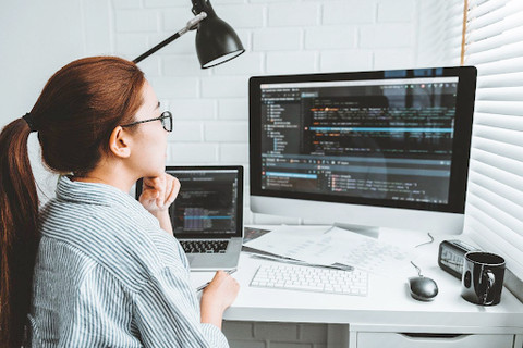 Ilustrasi seorang wanita sedang melakukan coding (Sumber: Careers360)