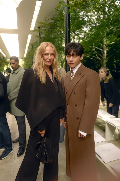 Kim Taehyung bersama Uma Thurman. Foto: Virgile Guinard/Courtesy of Celine