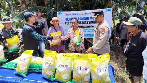 Penyaluran beras SPHP pada program Gerakan Pangan Murah Polri di Sulawesi Utara. (foto: istimewa)