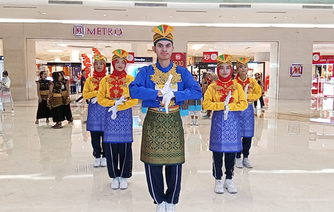 Toby (tengah) penyandang tuna rungu bersama keempat temannya yang juga tuna rungu dan autis, saat tampil di ajang Indonesia Menari 2025 di Surabaya, Minggu Minggu (12/10) sore. Foto: Masruroh/Basra