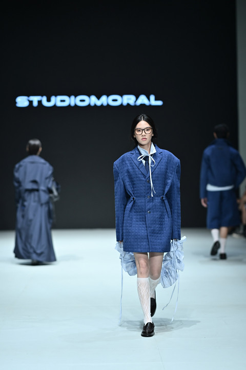 Koleksi StudioMoral di runway Plaza Indonesia Fashion Week, Minggu (28/9/2025). Foto: PIFW/StudioMoral