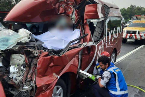 Kondisi mobil travel yang terlibat kecelakaan dengan truk di Tol Cipularang. Foto: Dok. Istimewa