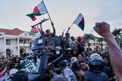 Para tentara disambut oleh warga yang berkumpul untuk upacara penghormatan kepada para demonstran yang tewas dalam protes anti-pemerintah di pusat kota Antananarivo, Madagaskar, Minggu (12/10/2025). Foto: Alexander Joe/AP PHOTO