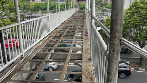 Kondisi Halte BNN 1 yang sudah tidak beroperasi pada Senin (13/10/2025). Foto: Abid Raihan/kumparan