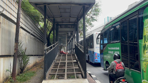 Kondisi Halte BNN 1 yang sudah tidak beroperasi pada Senin (13/10/2025). Foto: Abid Raihan/kumparan