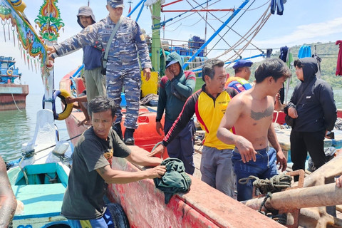 Pangkalan TNI AL (Lanal) Banyuwangi melalui Pos TNI AL (Posal) Muncar bersama Polairud mengevakuasi korban kebakaran kapal KM Anugrah Indah-18 yang terjadi di Perairan Sumbawa, Lombok Timur, Sabtu (11/10/2025). Foto: Dispenal