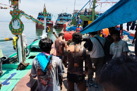Pangkalan TNI AL (Lanal) Banyuwangi melalui Pos TNI AL (Posal) Muncar bersama Polairud mengevakuasi korban kebakaran kapal KM Anugrah Indah-18 yang terjadi di Perairan Sumbawa, Lombok Timur, Sabtu (11/10/2025). Foto: Dispenal