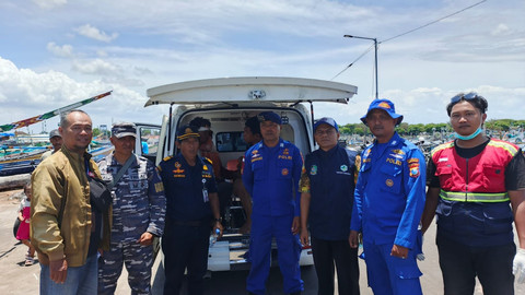 Pangkalan TNI AL (Lanal) Banyuwangi melalui Pos TNI AL (Posal) Muncar bersama Polairud mengevakuasi korban kebakaran kapal KM Anugrah Indah-18 yang terjadi di Perairan Sumbawa, Lombok Timur, Sabtu (11/10/2025). Foto: Dispenal