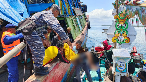 Pangkalan TNI AL (Lanal) Banyuwangi melalui Pos TNI AL (Posal) Muncar bersama Polairud mengevakuasi korban kebakaran kapal KM Anugrah Indah-18 yang terjadi di Perairan Sumbawa, Lombok Timur, Sabtu (11/10/2025). Foto: Dispenal