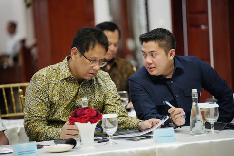 Sekretaris Kabinet Teddy Indra Wijaya dan Menkeu Purbaya Yudhi Sadewa mengikuti ratas di kediaman pribadi Presiden Prabowo Subianto, Kertanegara, Jakarta Selatan, Minggu (12/10/2025). Foto: Kris/Biro Pers Sekretariat Presiden