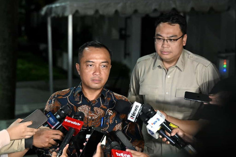 Mensesneg Prasetyo Hadi memberikan keterangan pers usai mengikuti ratas di kediaman pribadi Presiden Prabowo Subianto, Kertanegara, Jakarta Selatan, Minggu (12/10/2025). Foto: Kris/Biro Pers Sekretariat Presiden