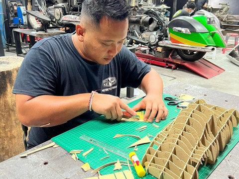 Proses pembuatan cetak biru 3D Porsche 64 Berlin-Rome menggunakan karton. Foto: Dok. AMS Garage