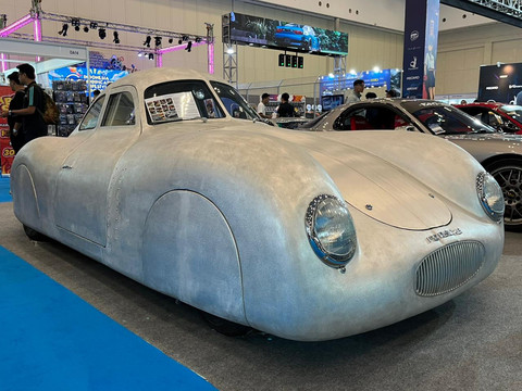 Mobil replika Porsche 64 Berlin-Rome di pameran Indonesia Modification and Lifestyle Expo (IMX) 2025. Foto: Alvian Yoga Yulianto/kumparan