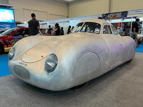 Mobil replika Porsche 64 Berlin-Rome di pameran Indonesia Modification and Lifestyle Expo (IMX) 2025. Foto: Alvian Yoga Yulianto/kumparan